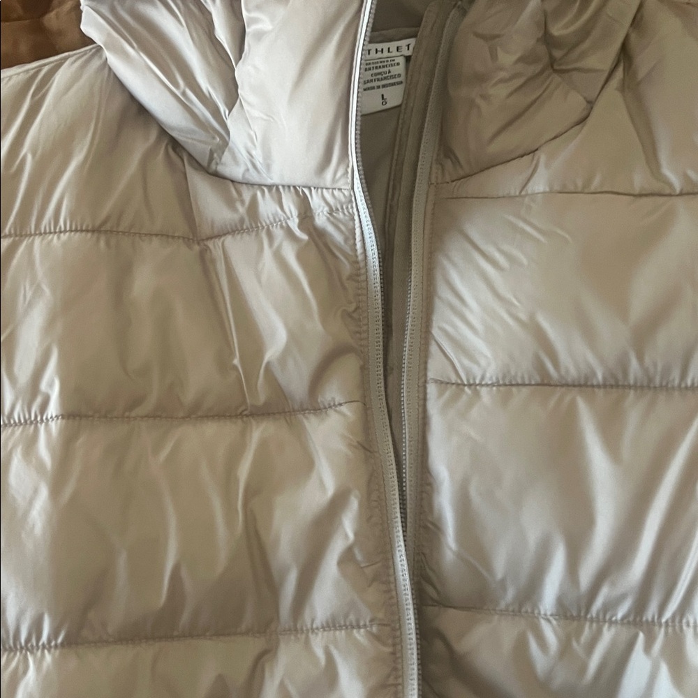 Athleta  Air Puffer Vest ( NWOT) - Picture 6 of 6